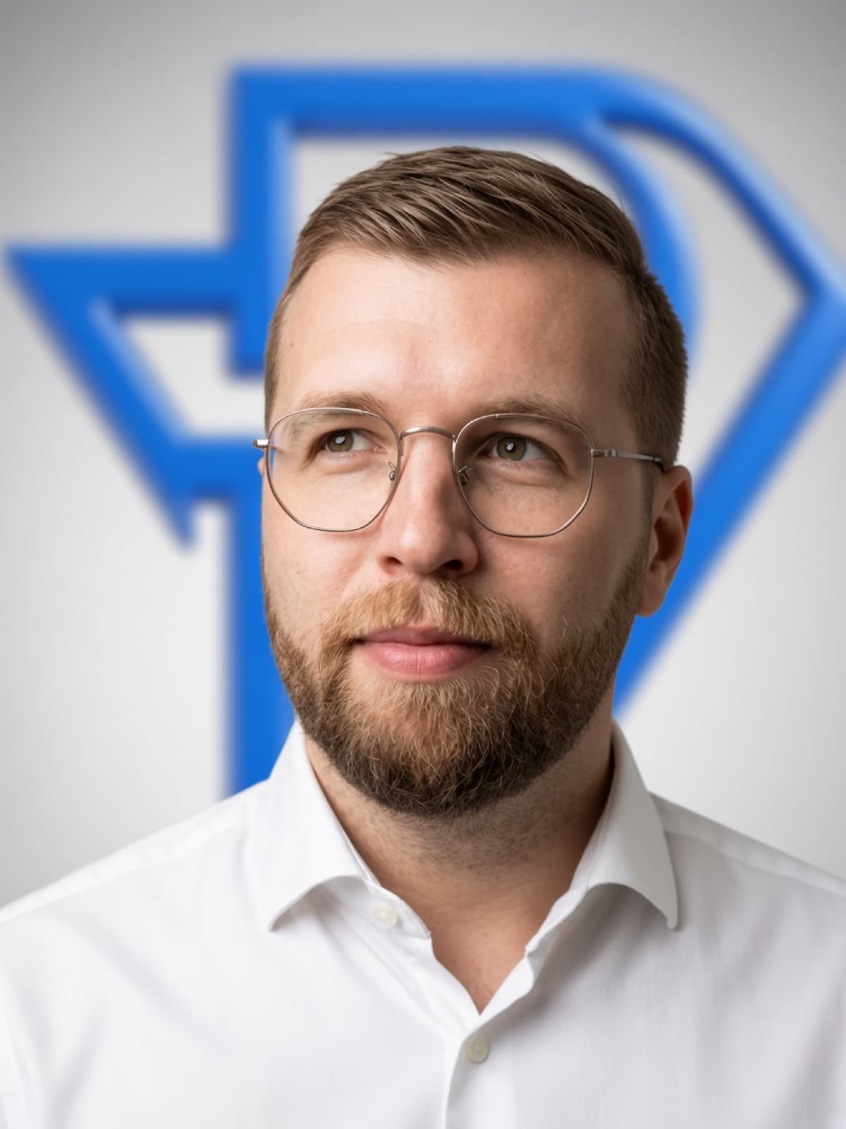 Kevin Münch, Gründer von Progvision, vor dem Progvision Logo