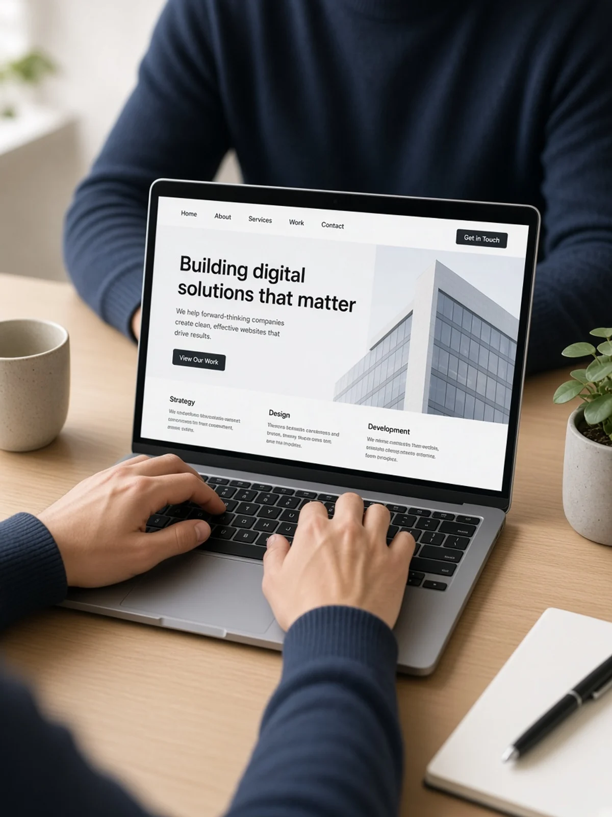 Umsetzung einer Unternehmenswebsite am Laptop