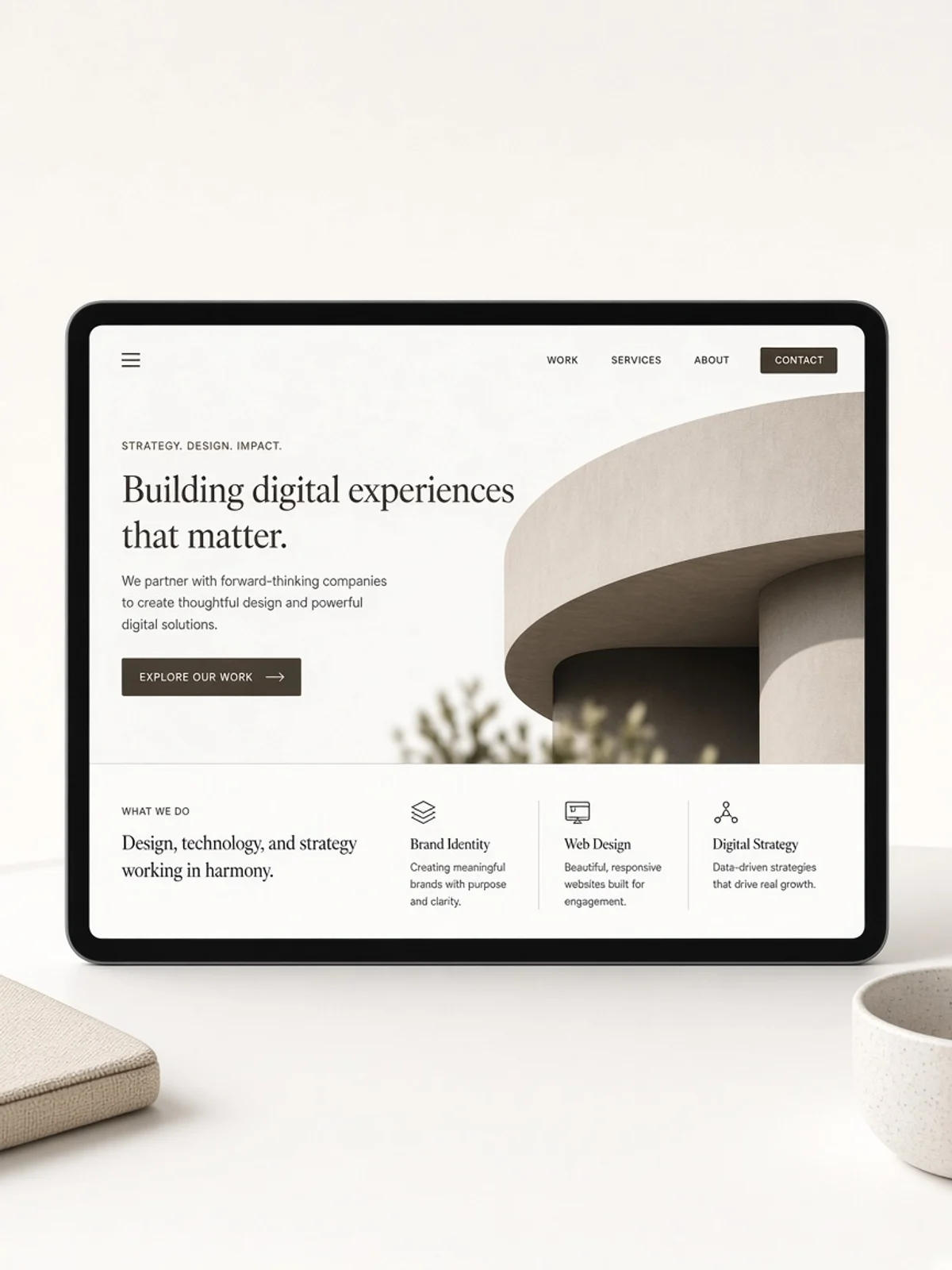 Tablet mit responsivem Website-Design im hellen Studio